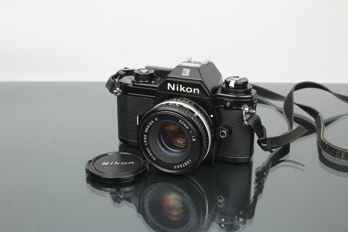 Nikon EM + 50mm 1:1.8 objektiv Series E