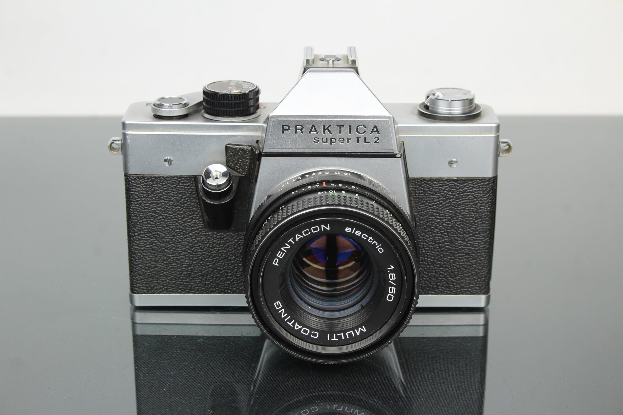 Praktica super TL2 + Pentacon electric 50mm 1.8 M42 lens