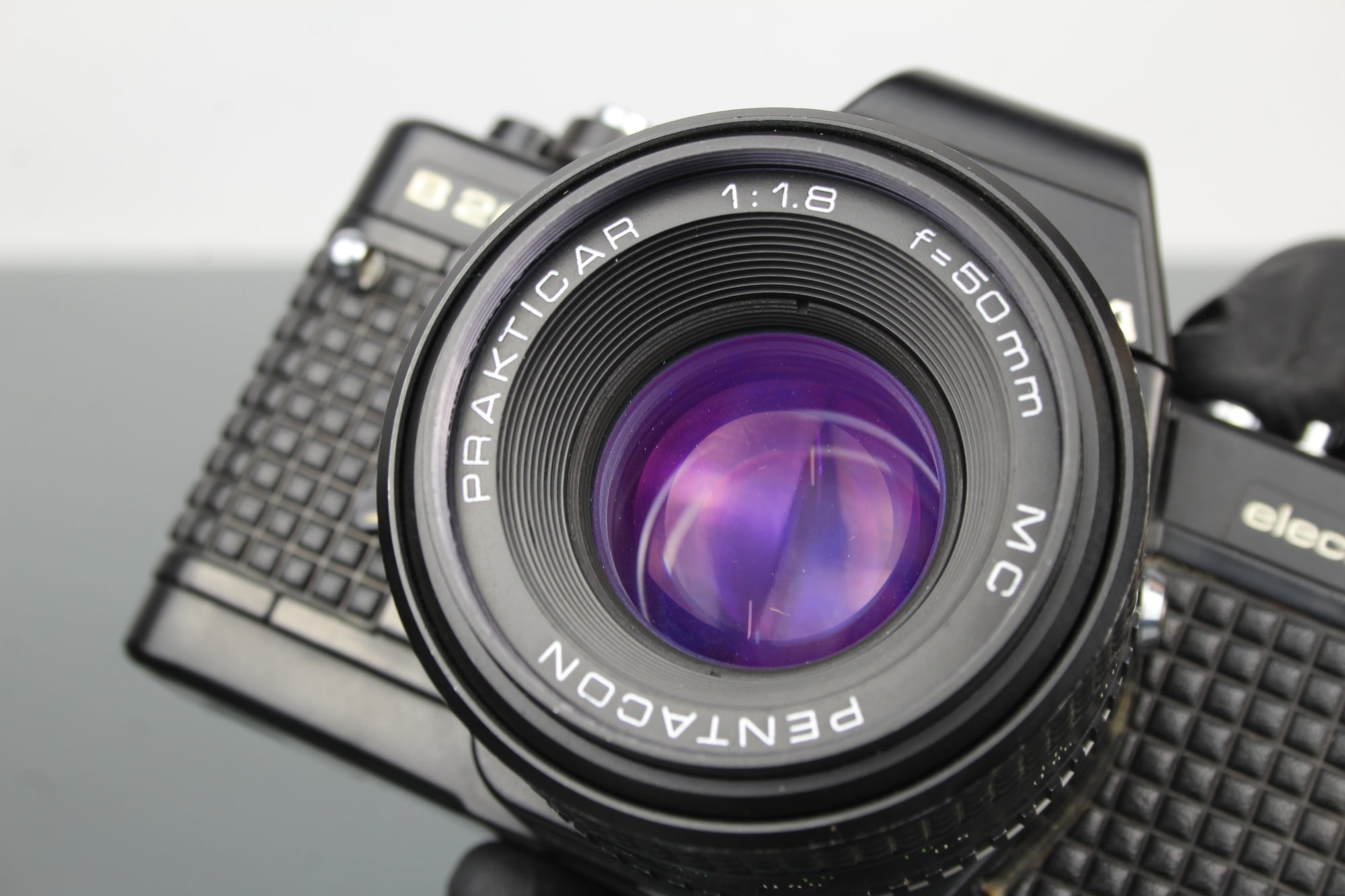 <tc>Praktica</tc> B200 elektronický +  <tc>Praktica</tc>r 50mm 1.8 objektiv