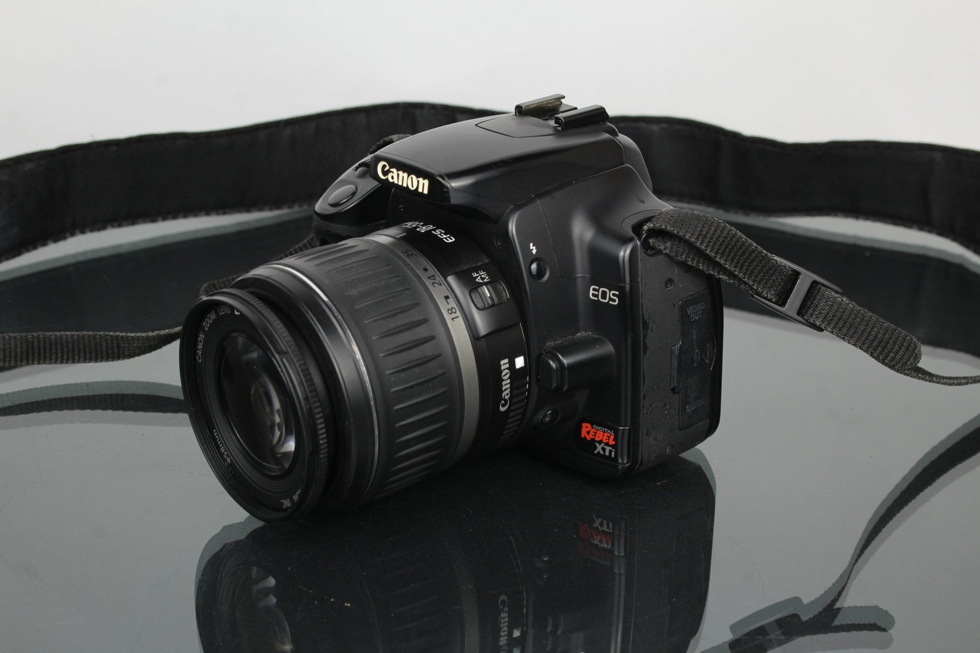 Canon EOS Rebel XTI + 18 - 55mm 1:3.5 - 5.6 Canon EF - S lens - Dutch|Thrift