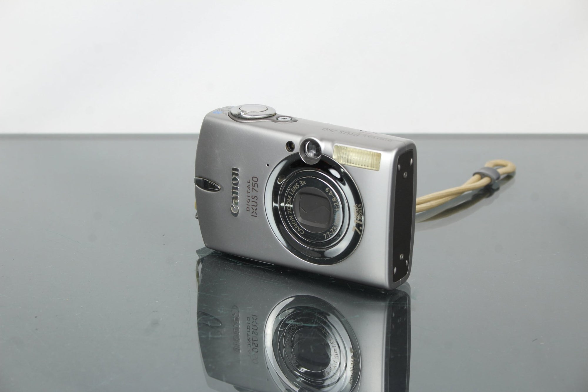 Canon IXUS 750 - Dutch|Thrift