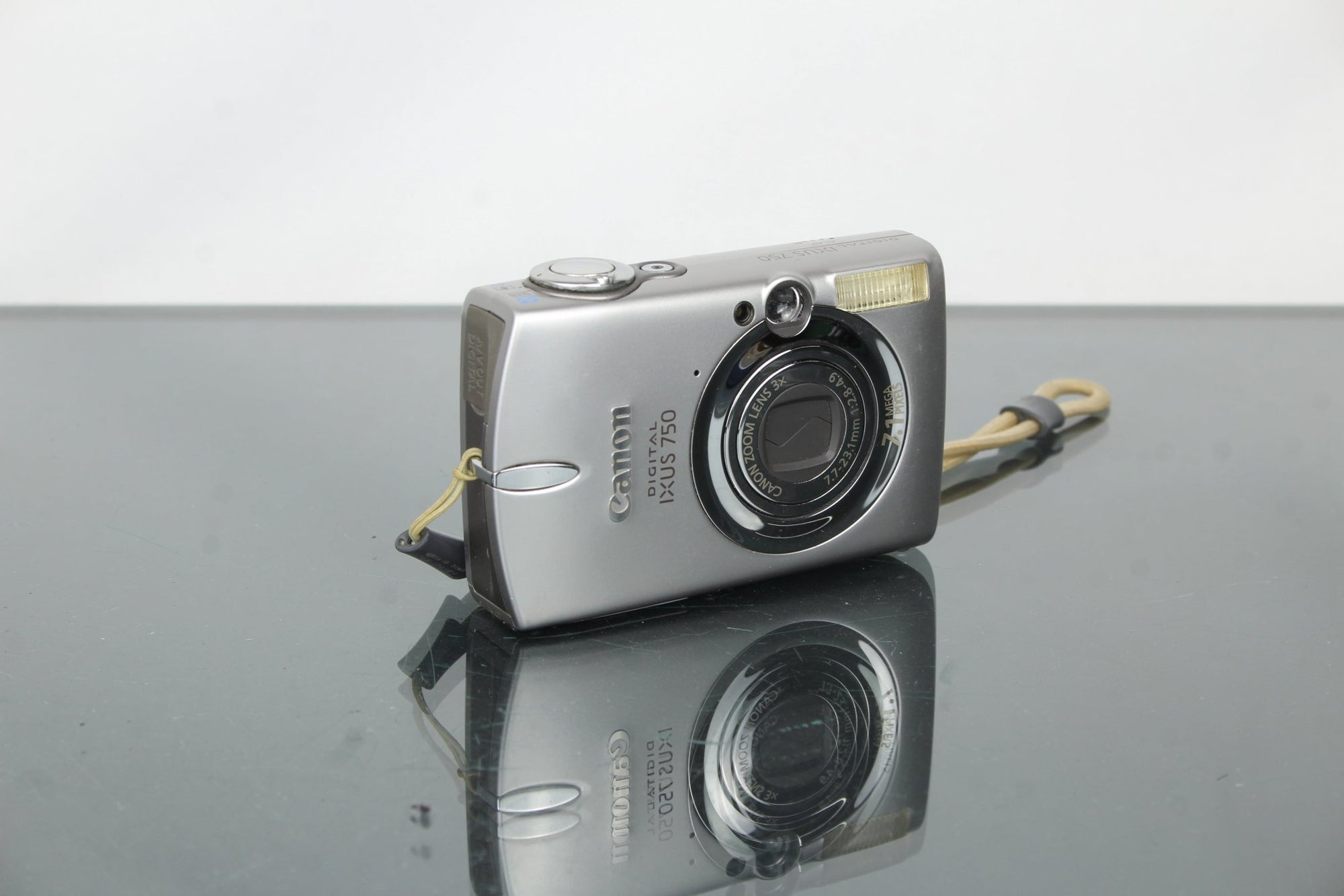 Canon IXUS 750 - Dutch|Thrift