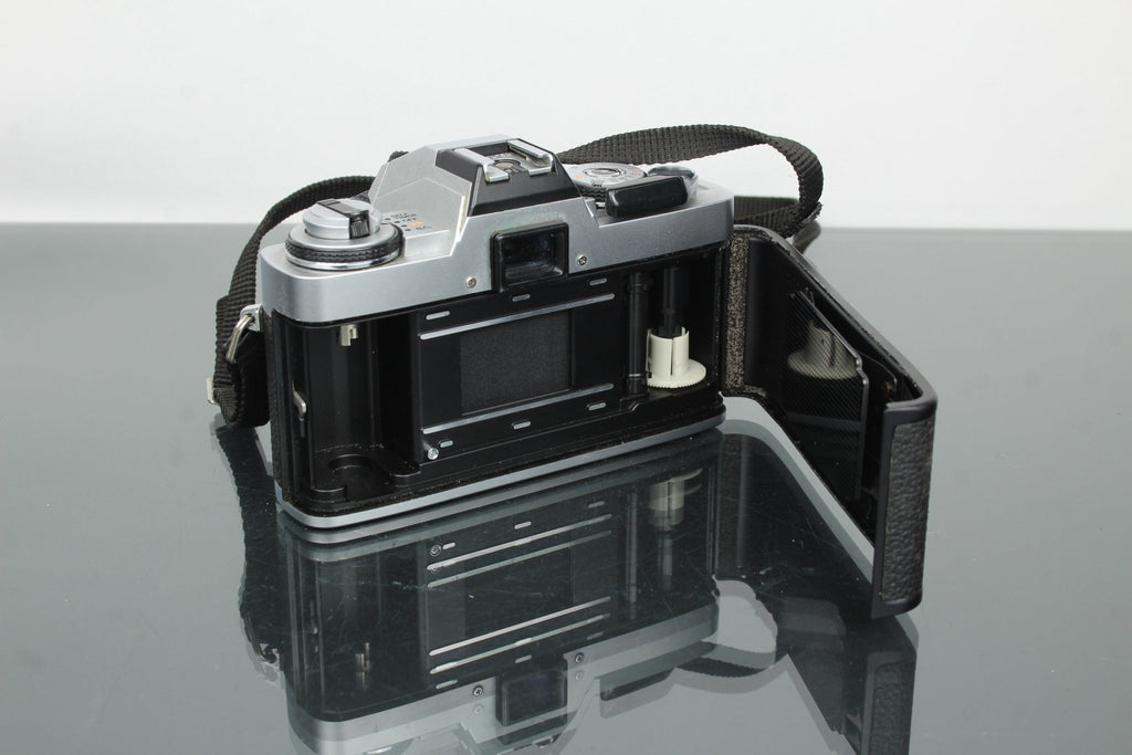 Minolta XG - 1 + MD 50mm 1:1.7 - Dutch|Thrift