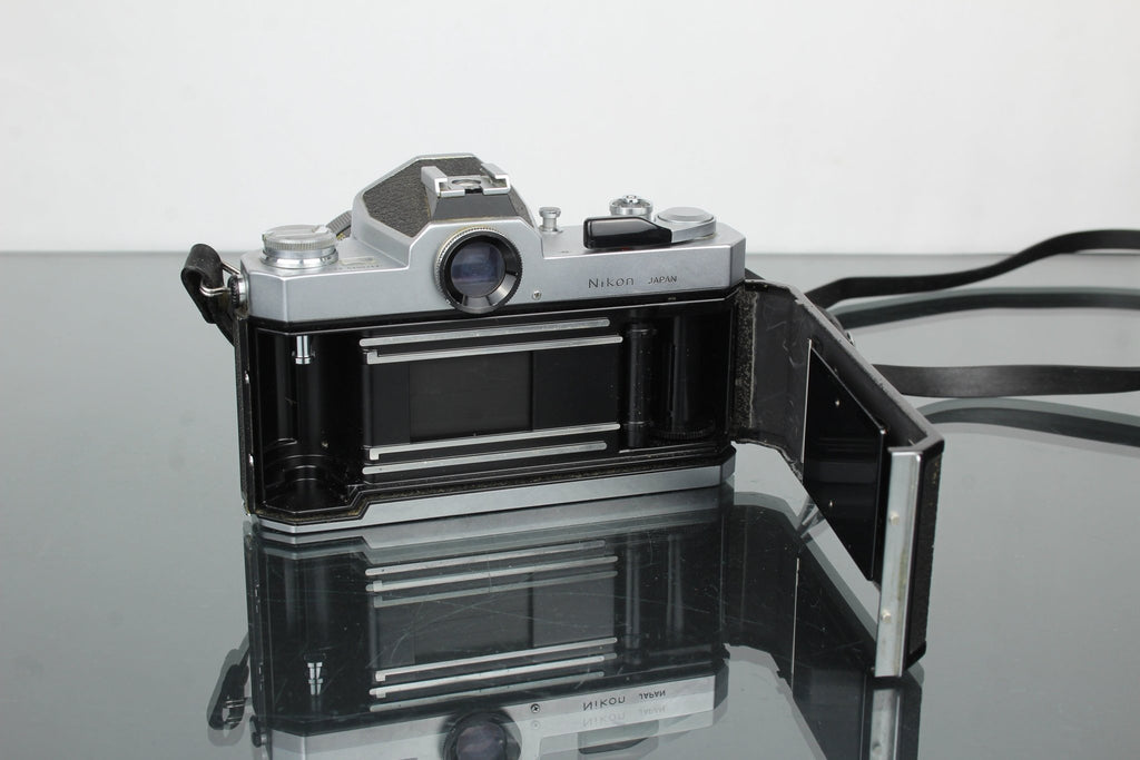 Nikkormat + Nikkor - H Auto 1:1.8 f=85mm - Dutch|Thrift